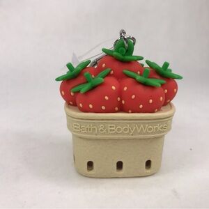 BATH & BODY WORKS STRAWBERRY BERRY BASKET POCKETBAC HOLDER HAND SANITIZER CLIP